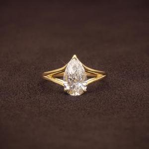 Anillo de compromiso de diamante blanco talla pera en oro amarillo macizo con elegante banda de tallo dividido de alto brillo, anillo clásico de tres puntas - Product Image 1