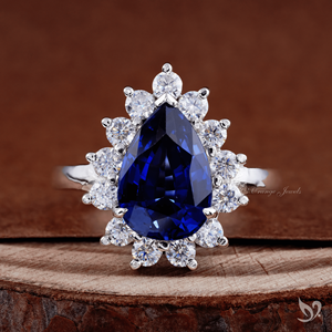 Bague de fiançailles élégante en or blanc 10 carats avec diamant solitaire en forme de poire de 2 carats cultivé en laboratoire et sertissage à tige cintrée - Product Image 1