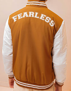 แจ็คเก็ตเบสบอลแบบมีปกตั้ง ปักโลโก้ด้านหน้า สไตล์วิทยาลัย สำหรับทุกเพศทุกวัย ผลิตตามสั่ง ขายส่ง OEM  ผ้าขนสัตว์ผสม อุ่นสบายสำหรับฤดูหนาว  พร้อมบริการปักโลโก้ตามแบบ - Product Image 5