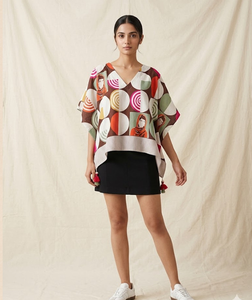 Top estampado multicolor para mujer, cuello en V, manga ancha, ajuste holgado, patrón geométrico, dobladillo con borlas, Top informal a la moda, ropa de verano para el día a día - Product Image 6