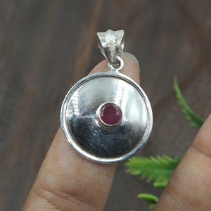 Colgante de Disco Redondo de Plata de Ley 925 con Gema de Rubí Rosa Natural, Hecho a Mano, Minimalista, con Engaste de Bisel, Joyería de Sanación con Rubí, Regalo para Todos - Product Image 2