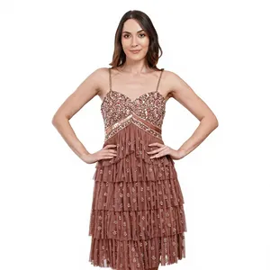 Robe de soirée maxi élégante à bretelles spaghetti, coupe trapèze, avec superposition florale transparente à sequins, sans manches et décolleté cœur - Product Image 3