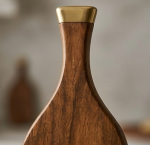 Tabla de cortar de madera de mango con acabado en nogal, tabla de cortar de forma natural con asa de latón, bandeja para servir - Product Image 5