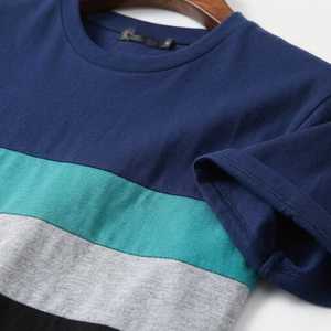 Camiseta Moderna para Hombre en Azul Marino con Bloques de Color en Contraste, Cuello Redondo, Manga Corta, Algodón Premium, Estilo Casual Urbano con Panel Inferior a Rayas - Product Image 3