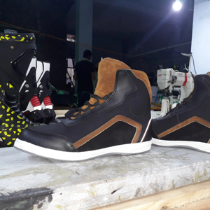 Sneakers noires et brunes unisexes en cuir, toutes tailles disponibles - Product Image 1