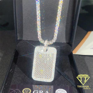 จี้เพชรโมอิสซาไนต์ระดับพรีเมียม ประดับด้วยลายหินทรงสี่เหลี่ยมแบบบาแกตต์ และดีไซน์เงินแท้ 925 ประดับเพชรเต็มตัว - Product Image 3