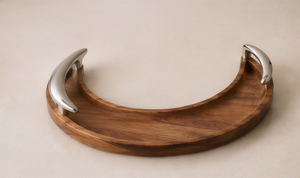 Tabla de servir artesanal de madera de mango en forma de media luna, bandeja decorativa con borde curvo y asas plateadas esculpidas - Product Image 4