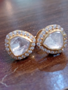 Pendientes triangulares de lujo chapados en oro con piedra polki blanca, joyería de plata de ley, pendientes para fiesta, regalo para ella, regalo de compromiso. - Product Image 1