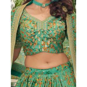 Conjunto de Lehenga Choli de Organza Bordada para Mujer Talla Grande en Verde Artístico - Product Image 3
