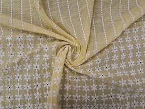 Tela de Algodón Premium Amarillo Pálido con Bordado Schiffli - Material con Diseño Floral Blanco, Estrellas y Borde Festoneado - Product Image 5