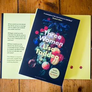 สามหญิงสาว โดย ลิซ่า ทาเดโด หนังสือปกอ่อน ความสัมพันธ์ทางอารมณ์ หนังสือสารคดีร่วมสมัยเกี่ยวกับผู้หญิง หนังสือขายดีสำหรับผู้ใหญ่ - Product Image 1