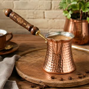 Cafetière turque en cuivre faite à la main, Cezve Ibrik avec poignée en bois, design traditionnel, forme ronde, pour la préparation du café et du thé - Product Image 2
