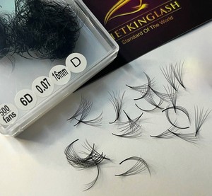 ขนตาปลอมแบบพัดสำเร็จรูป 6D 0.07 CC/D/DD/M/L Curl พรีเมียม ให้ลุคธรรมชาติ ทำด้วยมือจากเส้นใยสังเคราะห์  รับทำโลโก้สีดำด้าน - Product Image 1