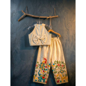 Conjunto étnico sin mangas para niños en algodón khadi con top corto con cuello halter y bordado floral y dori, y pantalón largo. - Product Image 4