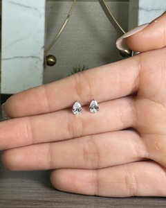 Pendientes de Diamante Solitario Cultivado en Laboratorio con Corte de Pera de Tres Puntas Alargadas y Fluidas, Oro de 14K, Joyería Fina de Lujo, Proveedor Mayorista - Product Image 6