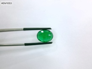 มรกตคุณภาพสูงจากแซมเบีย รูปทรงวงรี 3A น้ำหนัก 5.23 กะรัต สีเขียวสดใส พลอยเม็ดเดี่ยวสำหรับทำจี้เครื่องประดับสุดหรู - Product Image 3