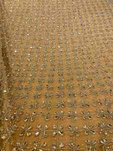 Tissu en dentelle de maille brodée florale dorée avec perles de cristal de luxe pour robe de soirée, vente en gros - Product Image 4