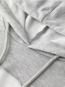 Haut court à capuche en coton pour femme, manches longues, personnalisable avec logo, tricoté, respirant, couleur unie, collection automne, vente en gros - Product Image 5