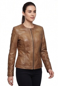 Chaqueta de cuero marrón para mujer al por mayor, sin cuello, cuello redondo, estilo motero, personalizada, desgastada, ajustada, proveedor de prendas de abrigo. - Product Image 5