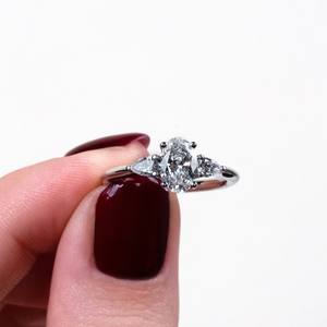 Anillo de compromiso de lujo con diamante de corte ovalado de 2.00 ct, oro de 18K/14K/10K, anillo nupcial de tres piedras, quilates personalizados, joyería fina al por mayor - Product Image 2