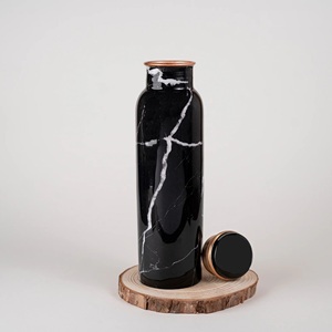Thermos moderne de luxe en cuivre, design marbre noir et or, bouteille d'eau portable de voyage avec couvercle - Product Image 3