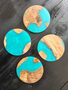 Ensemble de sous-verres décoratifs en bois d'acacia et résine époxy, fabriqués à la main, pour cadeaux de pendaison de crémaillère, bars à domicile - Product Image 5