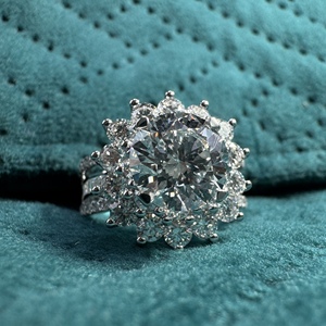 Magnífico Anillo de Diamante Cultivado en Laboratorio de 4.03 CT, Corte Redondo, en Oro Blanco de 14K para Mujer - Product Image 6