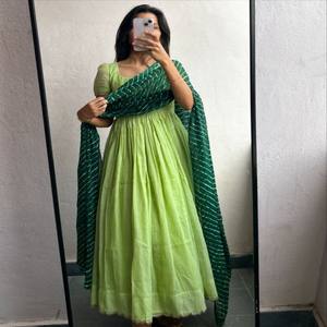 Robe en mousseline verte VASTRA COTTAGE avec dupatta numérique Leheriya, broderie ajourée, entièrement doublée, tenue de fête élégante - Product Image 2