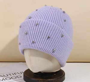 Gorro de Invierno de Punto con Forro de Satén Sedoso Estilo Desgastado, Gorro con Pedrería y Parche de Etiqueta Tejida con Logotipo Personalizado - Product Image 2