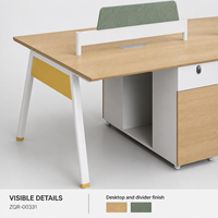 Bureau de travail moderne pour 4 personnes avec armoires de rangement et séparateurs verts, 2800 mm, aspect chêne