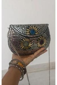 Sac bandoulière demi-lune orné de pièces de monnaie argentées et de tournesols dorés en nacre / Pochette bohème Banjara / Sac ethnique fait main pour femme pour mariage - Product Image 1
