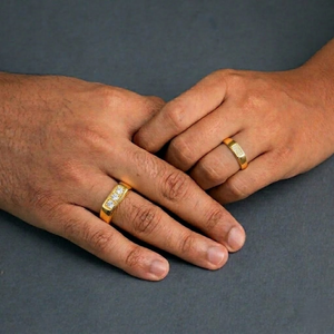 Anillos de Boda Clásicos para Pareja en Oro Amarillo de 18K con Diamantes de Corte Brillante Redondo en Engaste de Canal, Diseño Geométrico, Unisex - Product Image 2