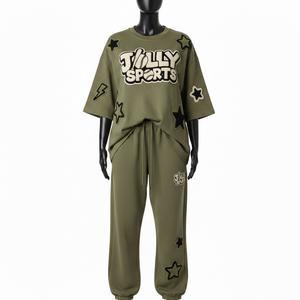 Conjunto de camiseta de algodón polar verde oliva de 300 GSM y pantalones cargo para mujer con logo en relieve de goma. Conjuntos para mujer. - Product Image 5