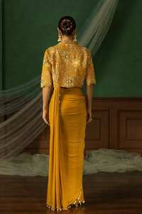 Ensemble de sari en soie crêpe lourde de luxe avec veste brodée et chemisier de créateur |   Vêtements de mariée et de cérémonie - Product Image 4