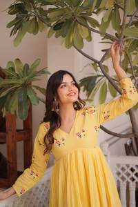 Kurti élégant en coton style Anarkali avec pantalon à taille élastique – Tenue confortable pour tous les jours - Product Image 5