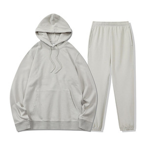 Mantente elegante y cómodo con este conjunto deportivo Ultimate Beige. Corte extragrande de primera calidad con diseño minimalista para comodidad diaria. - Product Image 3