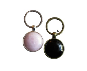 พวงกุญแจหินอ่อนแกะสลักลายลูกบอลและลูกโลกสีชมพูและสีดำ - Product Image 2