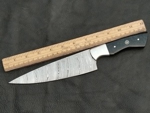 Couteau de chef ambidextre moderne fait main Edge Master Manufacture, en acier Damas, manche en corne noire, étui en cuir, compatible lave-vaisselle - Product Image 5