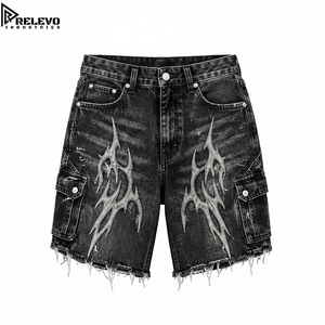 Short en jean cargo noir délavé style Y2K avec motifs étoiles tribales, poches latérales utilitaires et ourlet effiloché vieilli - Product Image 1