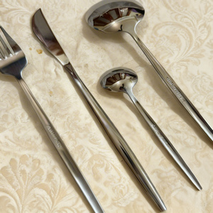 ชุดช้อนส้อมสแตนเลสสีเงินพร้อมโลโก้สั่งทำ ขายส่งคุณภาพสูง ขัดเงาแบบกระจก สำหรับรับประทานอาหารอย่างหรูหรา - Product Image 4