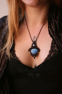 Collier en macramé fait main en labradorite, cordon marron et accents dorés, pendentif bohème de guérison - Product Image 4