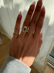 Bague en diamant jaune de 3 carats, taille coussin, provenant d'une ancienne mine, cultivé en laboratoire, en or jaune 14 carats, certifiée IGI. - Product Image 3