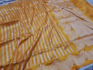 Sari en soie Banarasi exclusif pour femmes - Product Image 2