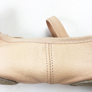 Chaussons de danse pour femmes en rose pâle avec empeigne en satin, doublure en coton, semelle extérieure en caoutchouc, talon plat et semelle fendue - Product Image 3