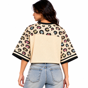 Top Corto Personalizado para Mujer con Estampado de Leopardo, Letras con Pedrería, Cuello en V, Estilo Urbano, MOQ Bajo - Product Image 2