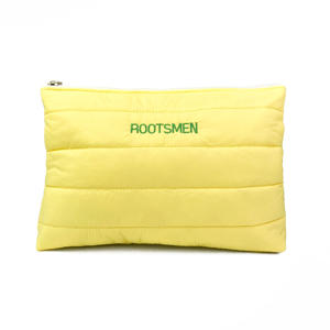 Bolsa de cosméticos amarilla Bolsa de cosméticos de nailon acolchada Bolsa de embrague de boca plana Personalizable con logotipo, hecha por ISO BSCI Factory - Product Image 1