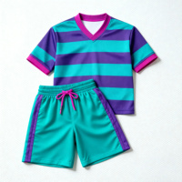 Conjunto deportivo a rayas de verano para niños, pantalones cortos de poliéster transpirables y top con diseño de cuello en V en color verde azulado, morado y rosa