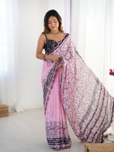 Sari en polyester imprimé numérique rose et noir élégant avec bordure en dentelle miroir pour femme, idéal pour les mariages, coupe classique, longueur ras du sol - Product Image 6