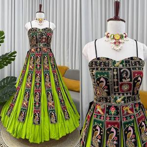 TENNECY Designer Wear Top pour femme en fil de Bangalore avec sequins et Dori brodé pour lehenga en georgette - Product Image 3