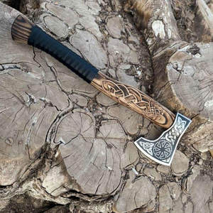 ขวานไวกิ้ง ดีไซน์สแกนดิเนเวียนแบบนอร์ดิก ใบมีดเหล็กกล้าคาร์บอนเกรดอุตสาหกรรม ด้ามไม้ทำมือ ดีไซน์สวยงาม ของสะสมตกแต่ง - Product Image 2